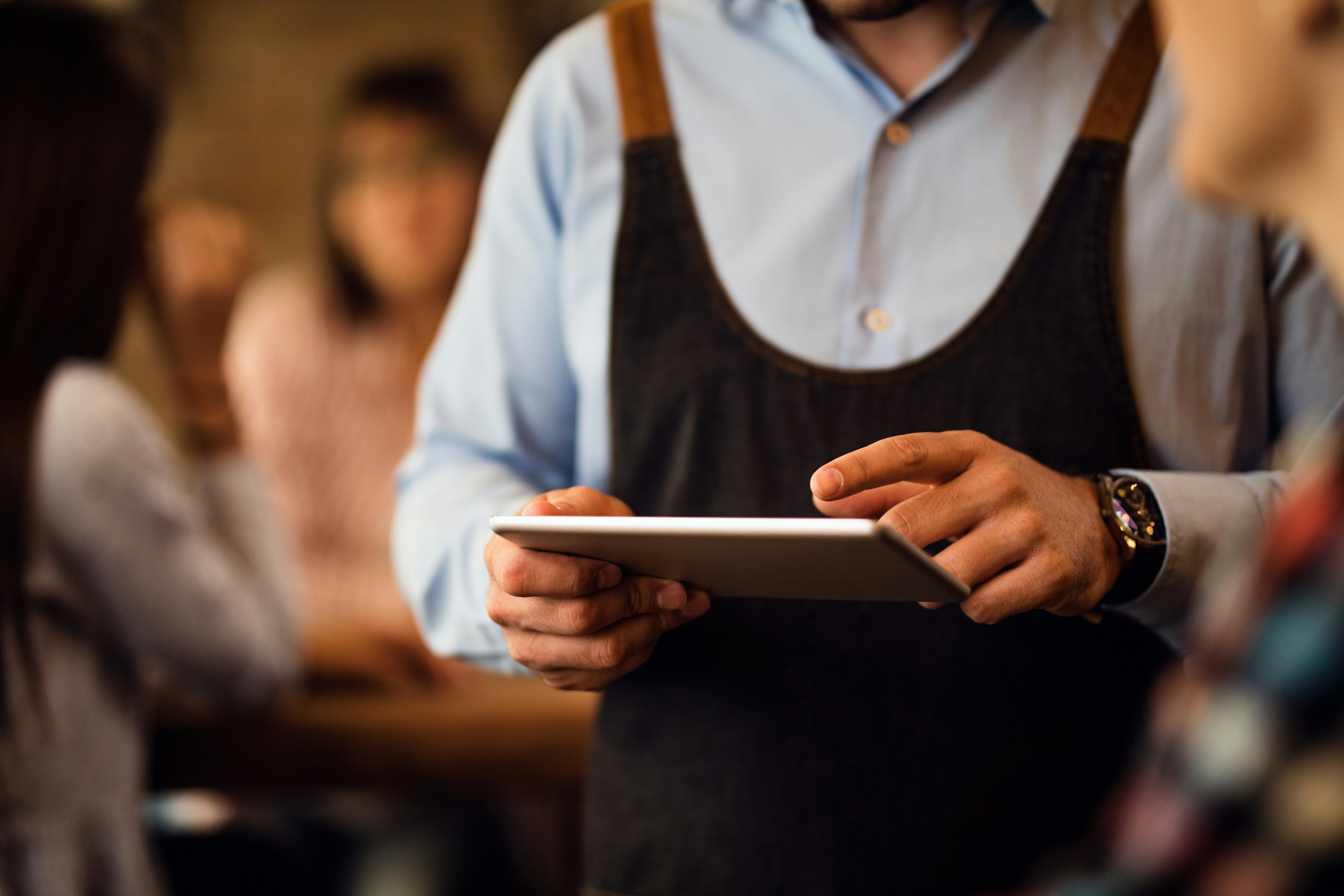 Host managing the floor with Smart Dining on a tablet